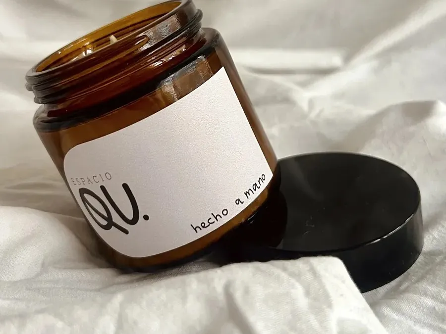 Vela de Espacio QU en frasco de vidrio ámbar con tapa negra