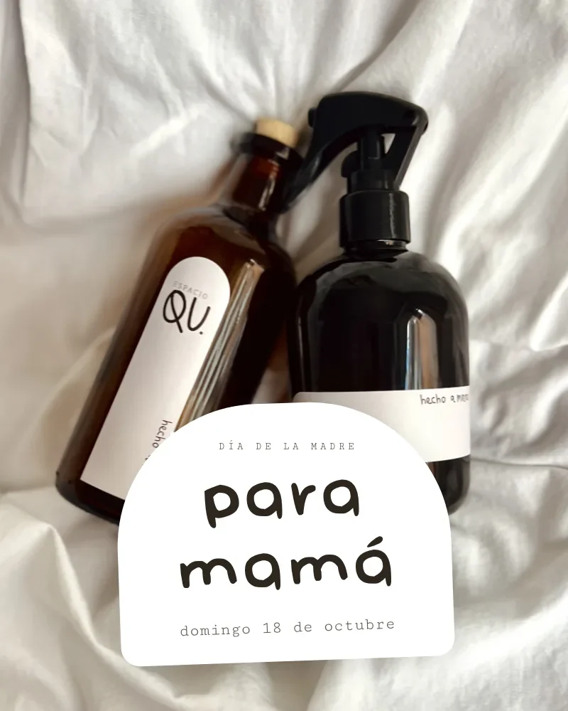 Homespray, difusor y vela de Espacio QU con una etiqueta que dice «para mamá»