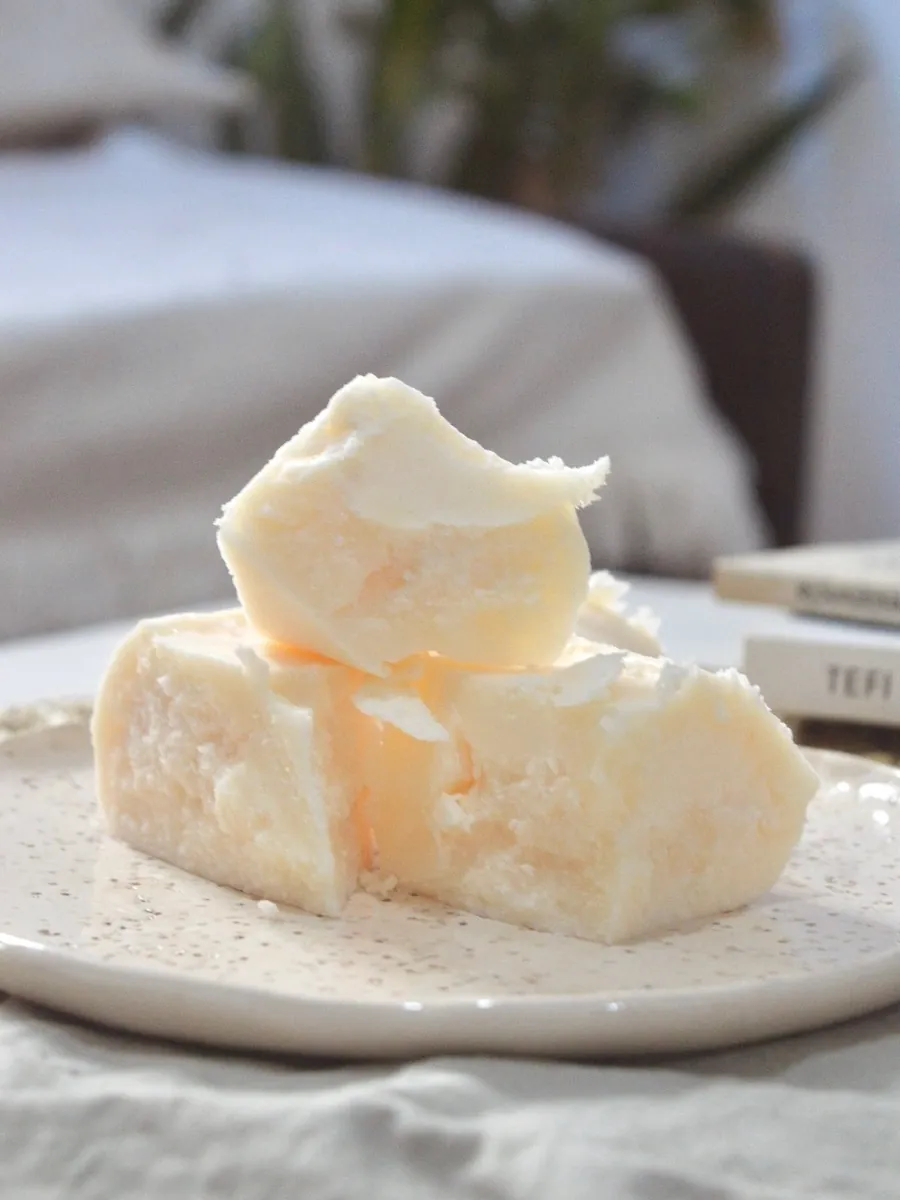 Trozos de cera sobre un plato